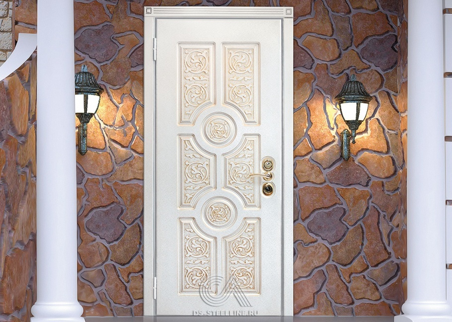 Металлическая дверь Версаче для квартиры, вид в интерьере